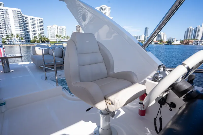 Slide: The Image of Azimut 50 FLYBRIDGE 2022 - 84