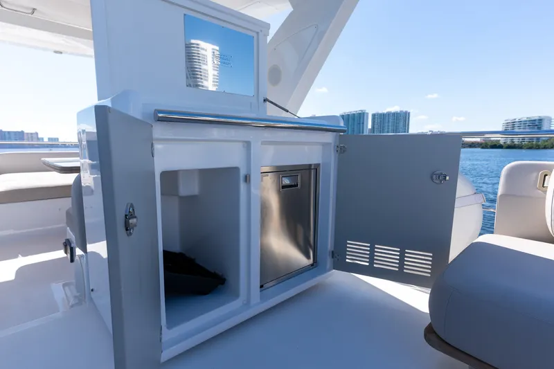 Slide: The Image of Azimut 50 FLYBRIDGE 2022 - 87