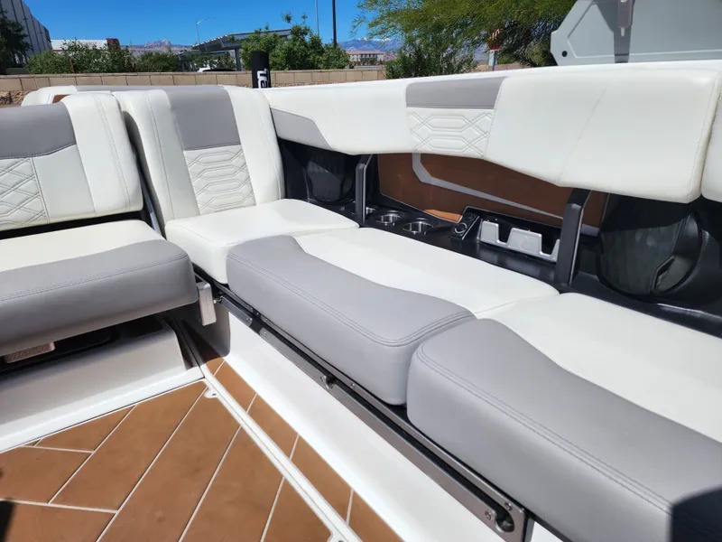 Slide: The Image of Malibu 25 LSV 2022 - 29