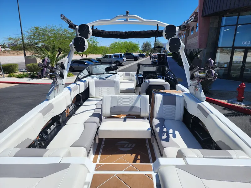 Slide: The Image of Malibu 25 LSV 2022 - 15