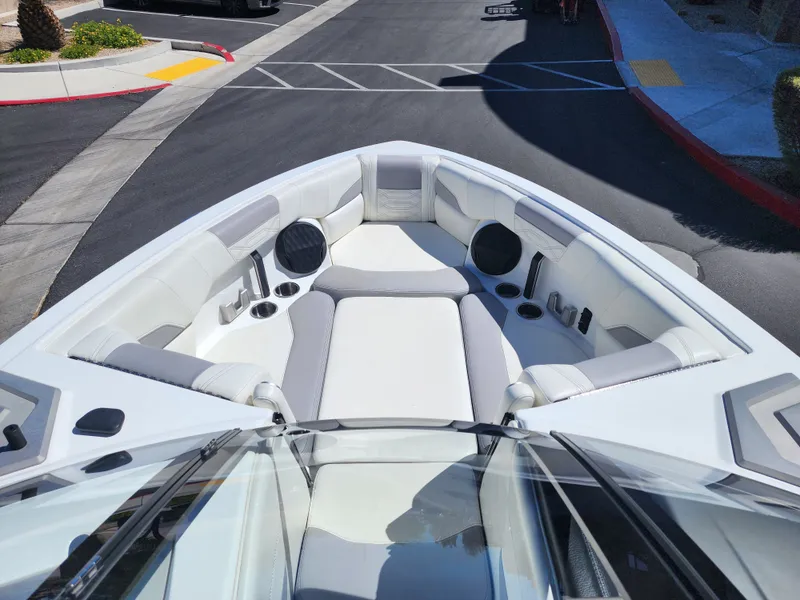 Slide: The Image of Malibu 25 LSV 2022 - 16