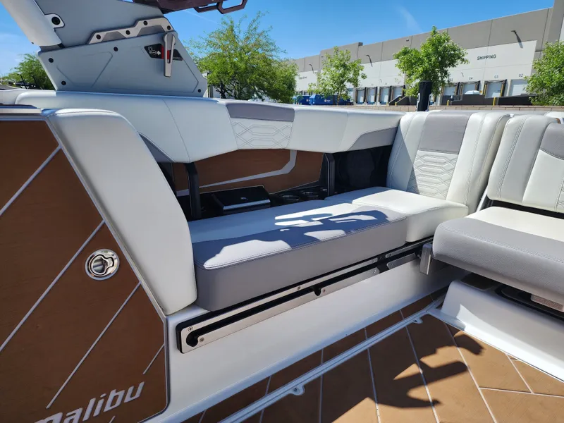 Slide: The Image of Malibu 25 LSV 2022 - 31