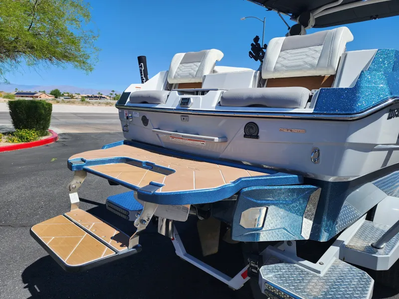 Slide: The Image of Malibu 25 LSV 2022 - 9