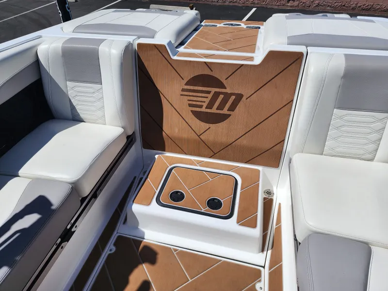 Slide: The Image of Malibu 25 LSV 2022 - 30
