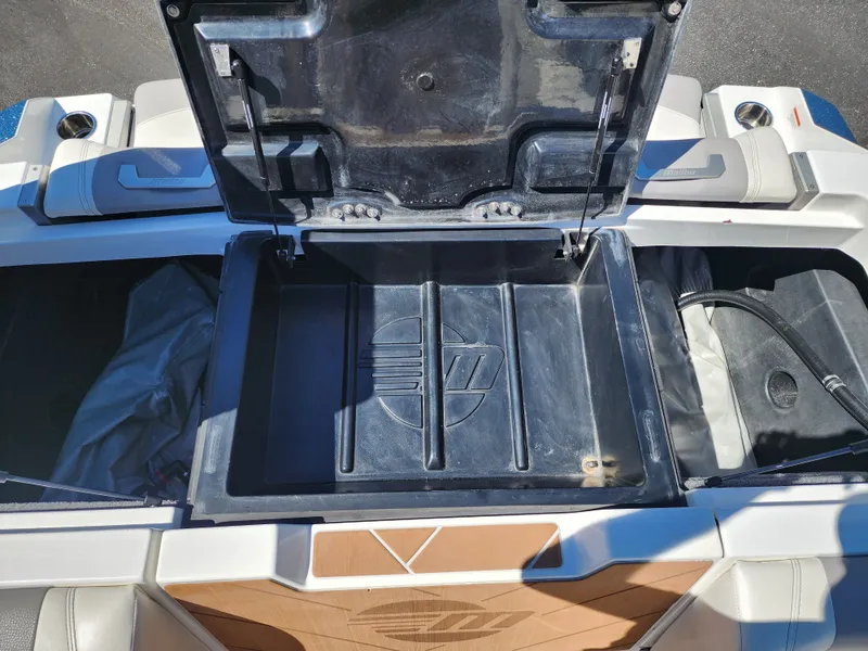 Slide: The Image of Malibu 25 LSV 2022 - 34