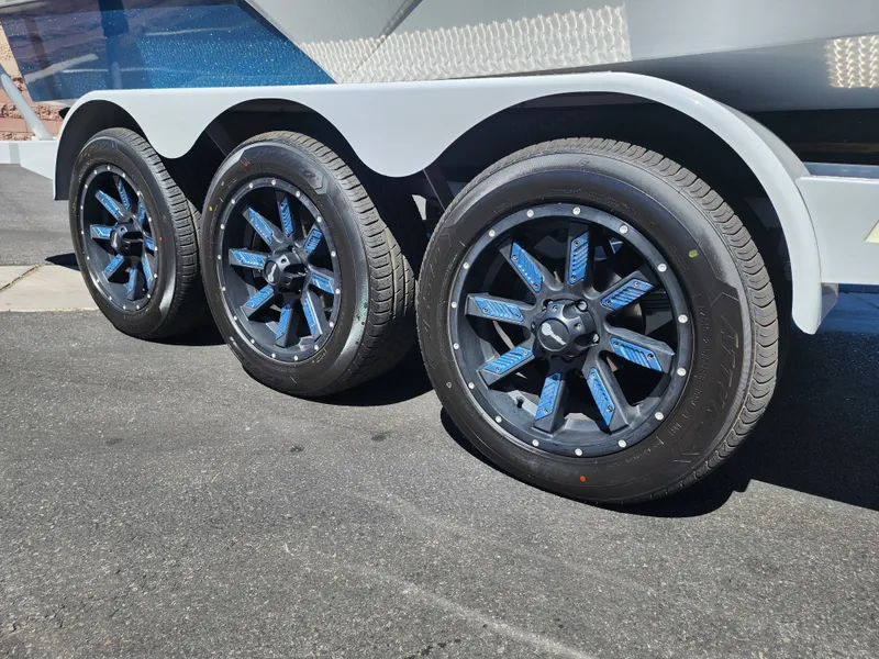 Slide: The Image of Malibu 25 LSV 2022 - 40
