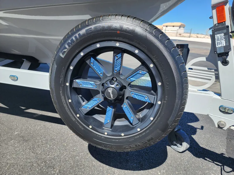 Slide: The Image of Malibu 25 LSV 2022 - 41