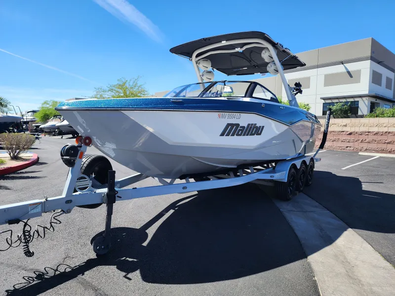 Slide: The Image of Malibu 25 LSV 2022 - 3