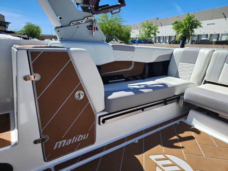 Slide: The Image of Malibu 25 LSV 2022 - 32