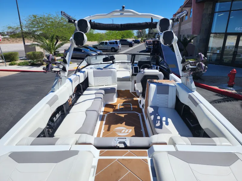 Slide: The Image of Malibu 25 LSV 2022 - 14