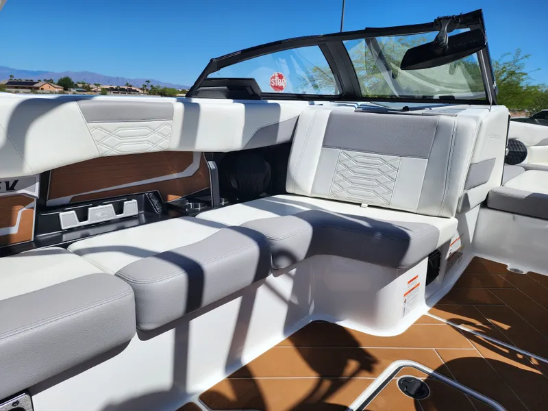Slide: The Image of Malibu 25 LSV 2022 - 27