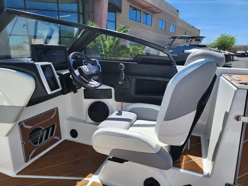 Slide: The Image of Malibu 25 LSV 2022 - 18