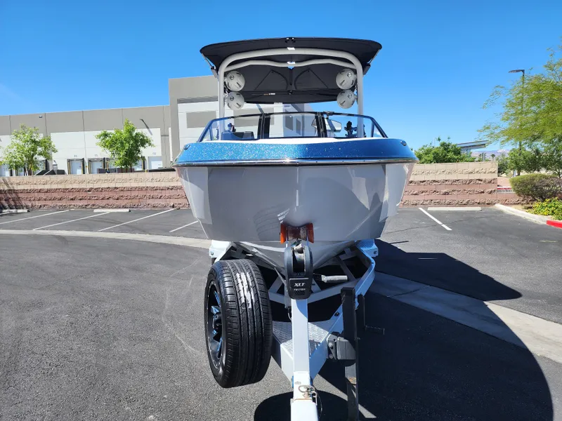 Slide: The Image of Malibu 25 LSV 2022 - 2