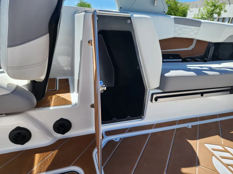 Slide: The Image of Malibu 25 LSV 2022 - 33