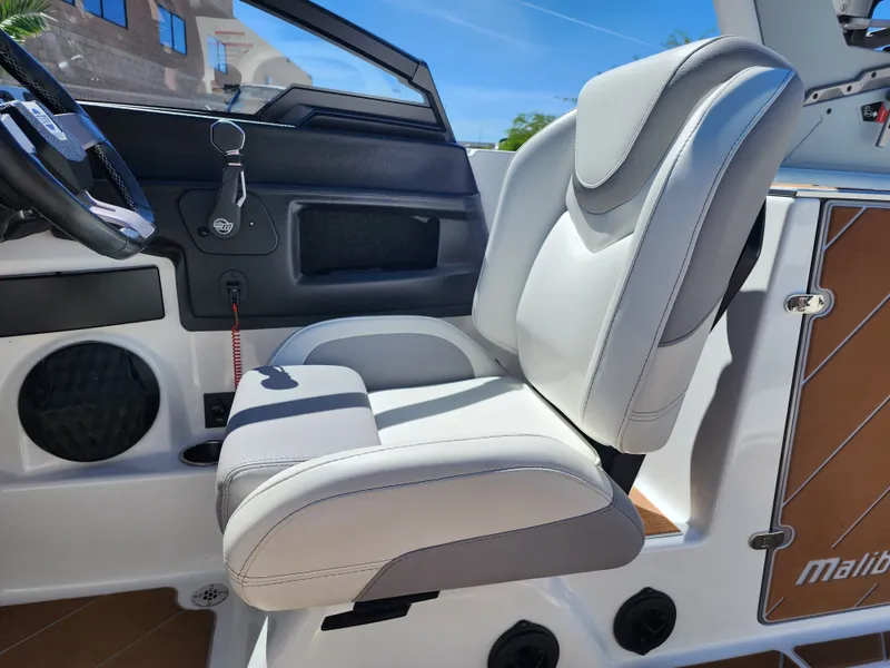 Slide: The Image of Malibu 25 LSV 2022 - 19