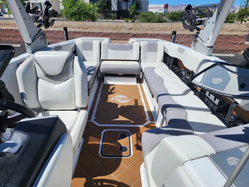 Slide: The Image of Malibu 25 LSV 2022 - 17