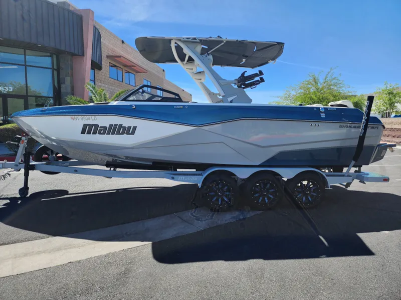 Slide: The Image of Malibu 25 LSV 2022 - 4