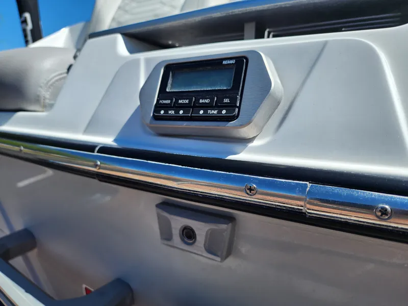 Slide: The Image of Malibu 25 LSV 2022 - 39