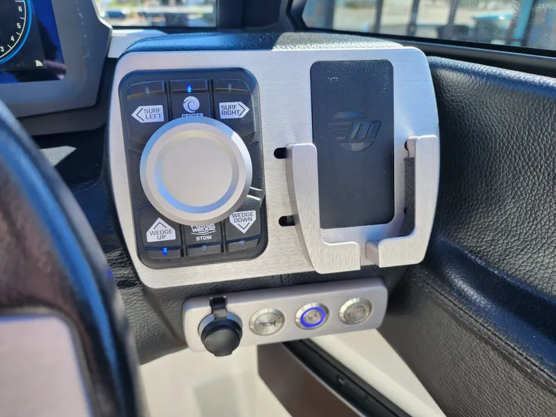 Slide: The Image of Malibu 25 LSV 2022 - 24