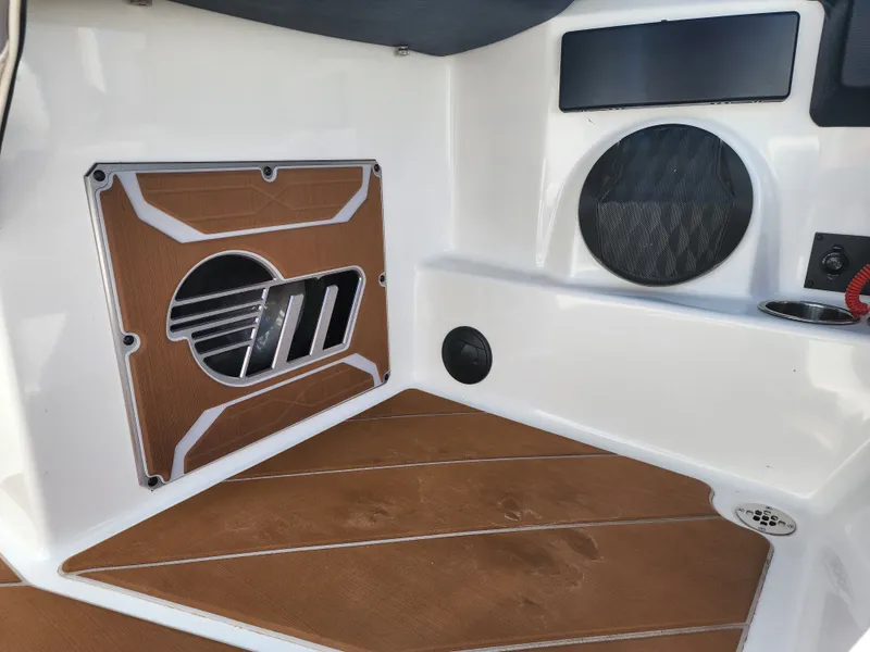 Slide: The Image of Malibu 25 LSV 2022 - 26