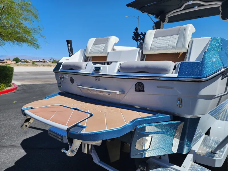 Slide: The Image of Malibu 25 LSV 2022 - 8