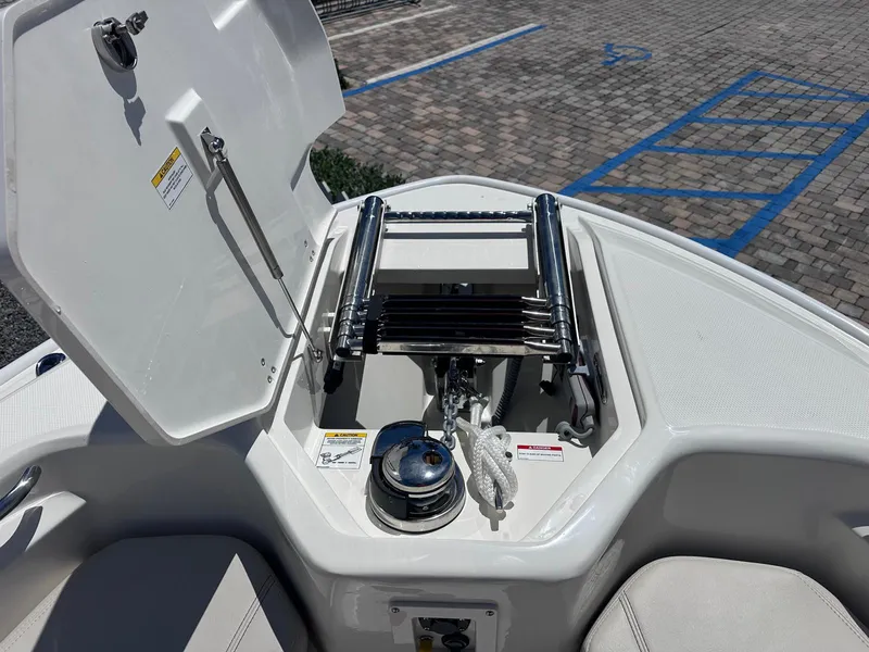 Slide: The Image of Boston Whaler 280 Dauntless 2026 - 16