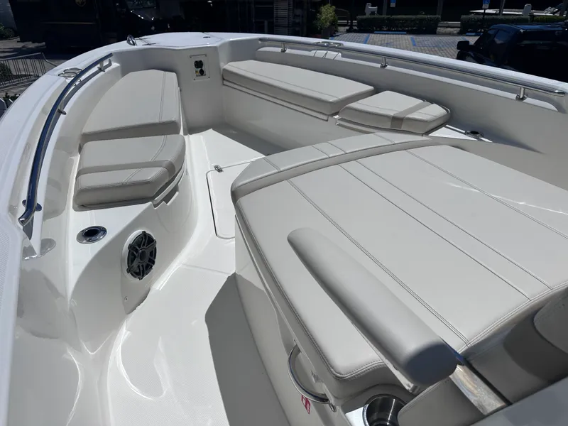Slide: The Image of Boston Whaler 280 Dauntless 2026 - 17