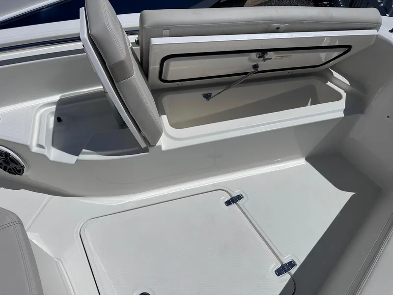 Slide: The Image of Boston Whaler 280 Dauntless 2026 - 19