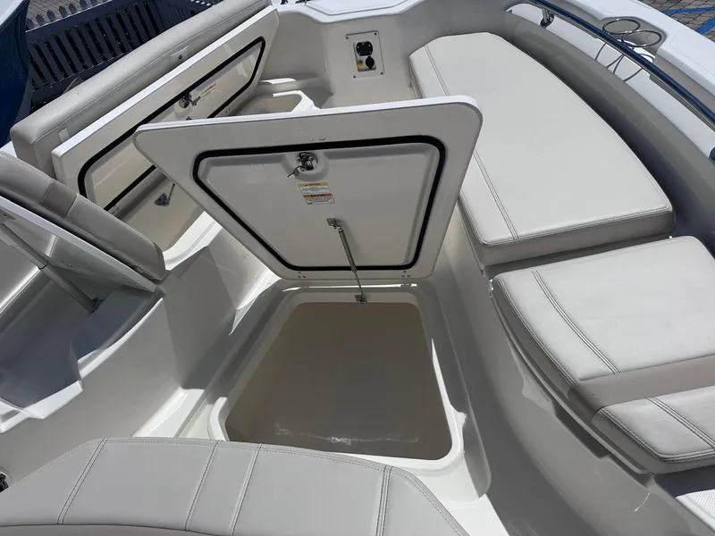 Slide: The Image of Boston Whaler 280 Dauntless 2026 - 20