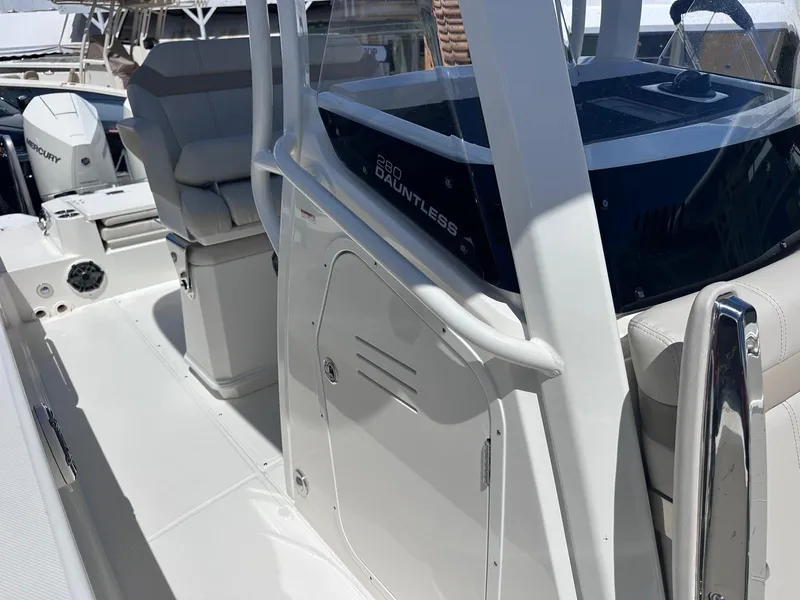 Slide: The Image of Boston Whaler 280 Dauntless 2026 - 22