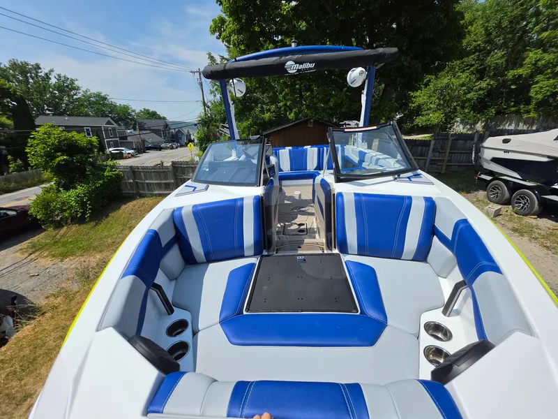 Slide: The Image of Malibu 21LX 2026 - 2