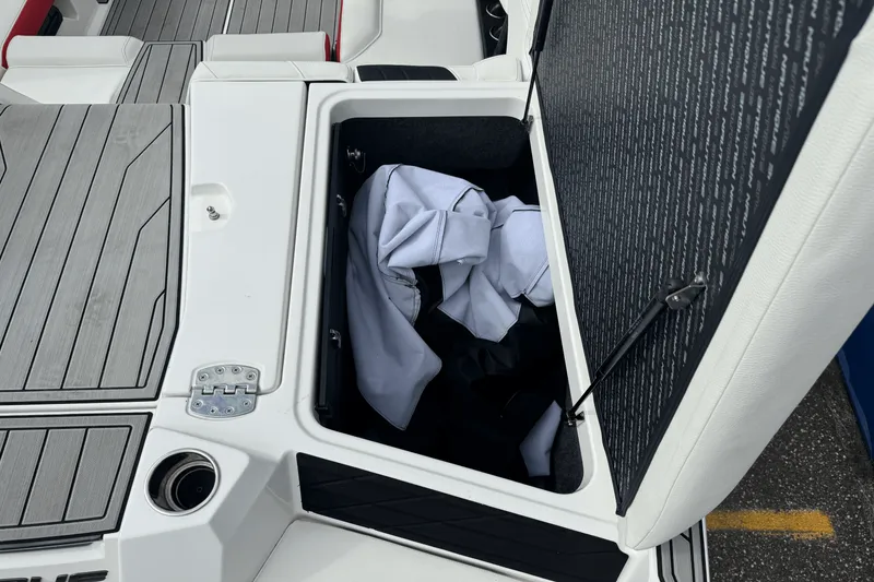 Slide: The Image of Nautique S21 Super Air 2023 - 10