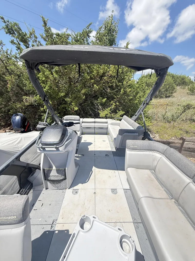 Slide: The Image of Sea-Doo Switch Cruise 21 - 230 HP 2024 - 31