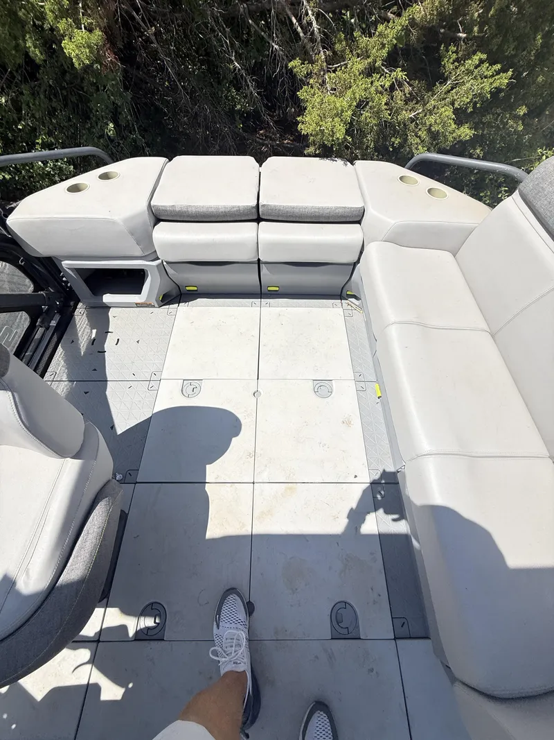 Slide: The Image of Sea-Doo Switch Cruise 21 - 230 HP 2024 - 18