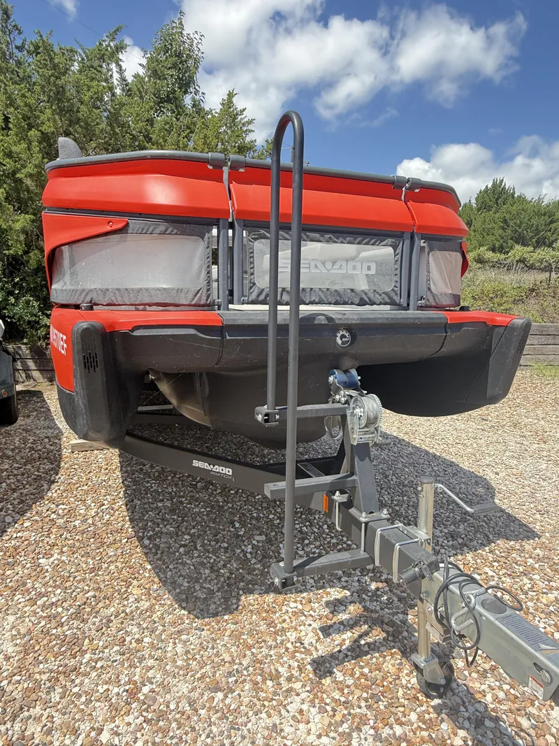 Slide: The Image of Sea-Doo Switch Cruise 21 - 230 HP 2024 - 9