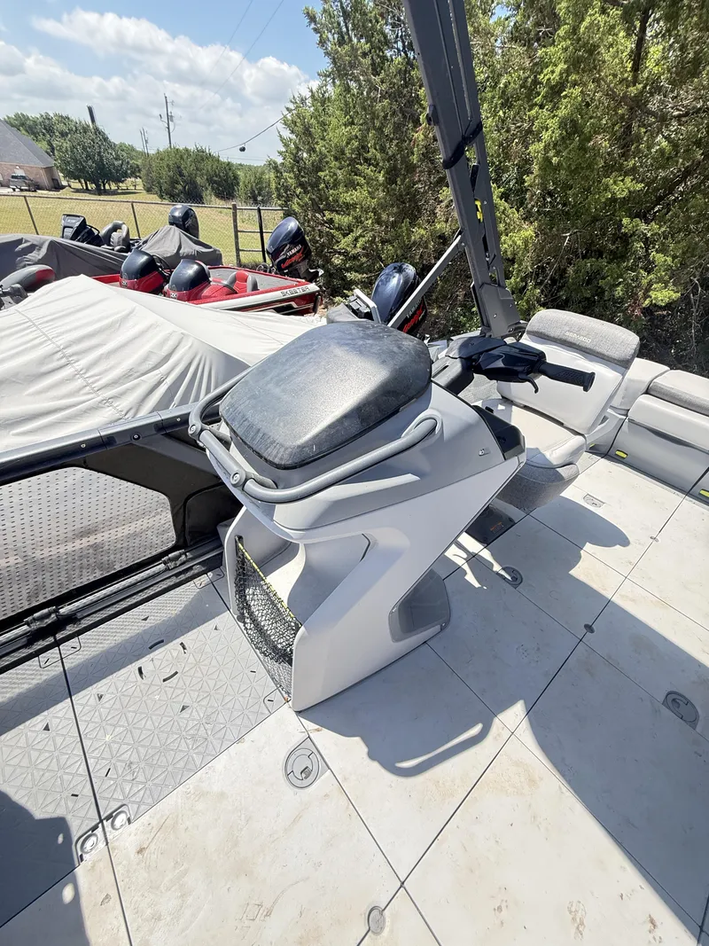 Slide: The Image of Sea-Doo Switch Cruise 21 - 230 HP 2024 - 27