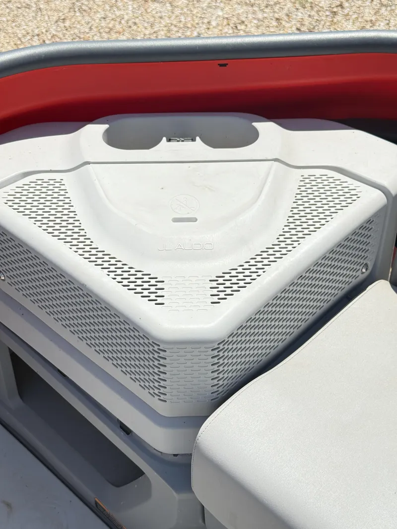 Slide: The Image of Sea-Doo Switch Cruise 21 - 230 HP 2024 - 30