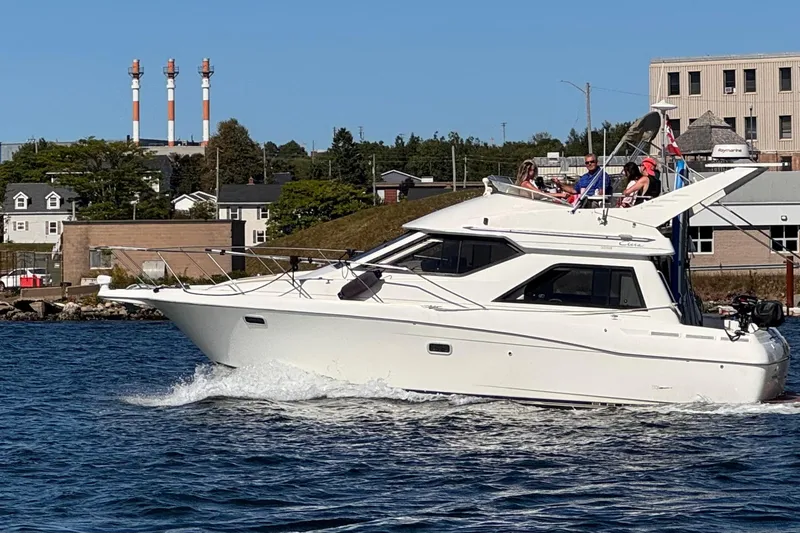 The Image of Bayliner 3258 Ciera Command Bridge DX 2000 - 0