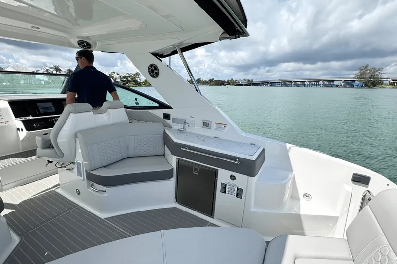 Slide: The Image of Sea Ray Sundancer 320 Outboard 2026 - 13
