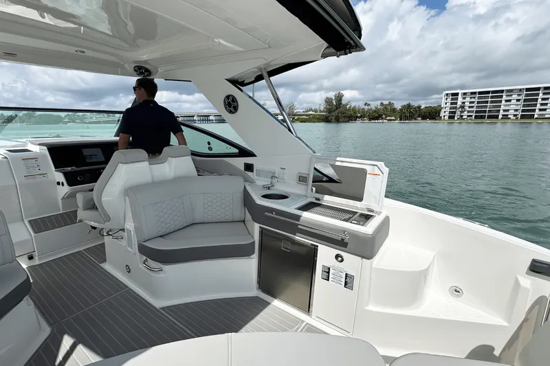 Slide: The Image of Sea Ray Sundancer 320 Outboard 2026 - 14