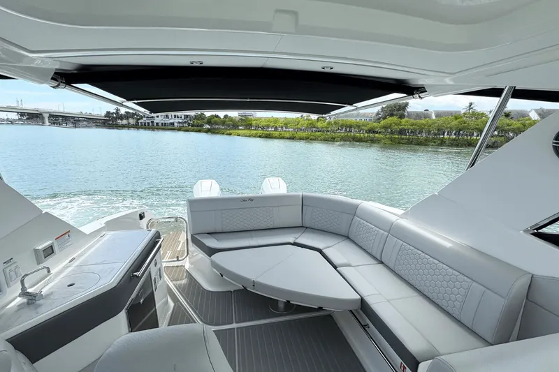 Slide: The Image of Sea Ray Sundancer 320 Outboard 2026 - 17