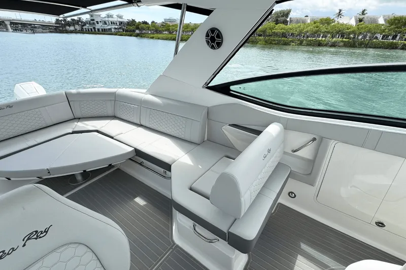 Slide: The Image of Sea Ray Sundancer 320 Outboard 2026 - 18
