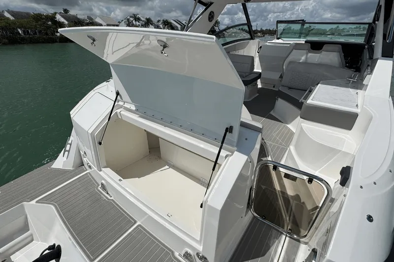 Slide: The Image of Sea Ray Sundancer 320 Outboard 2026 - 28