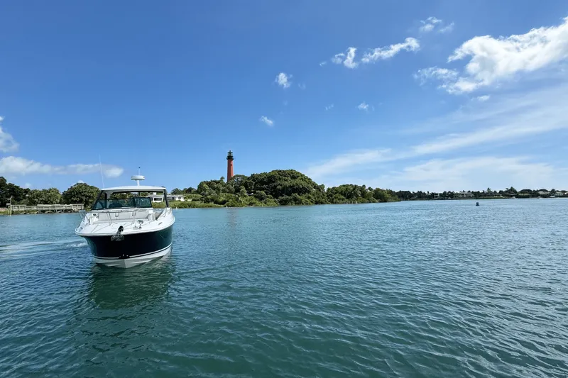 Slide: The Image of Sea Ray Sundancer 320 Outboard 2026 - 3