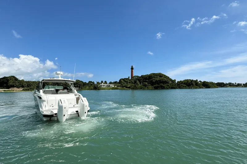 Slide: The Image of Sea Ray Sundancer 320 Outboard 2026 - 4