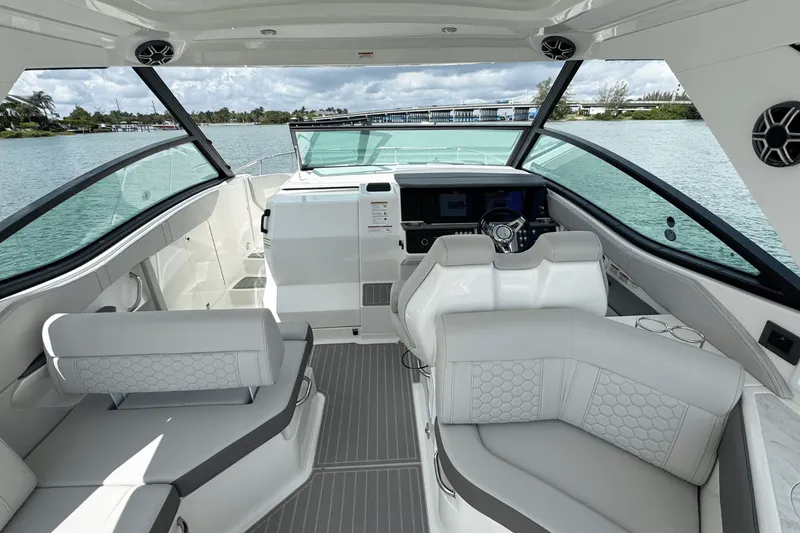 Slide: The Image of Sea Ray Sundancer 320 Outboard 2026 - 8