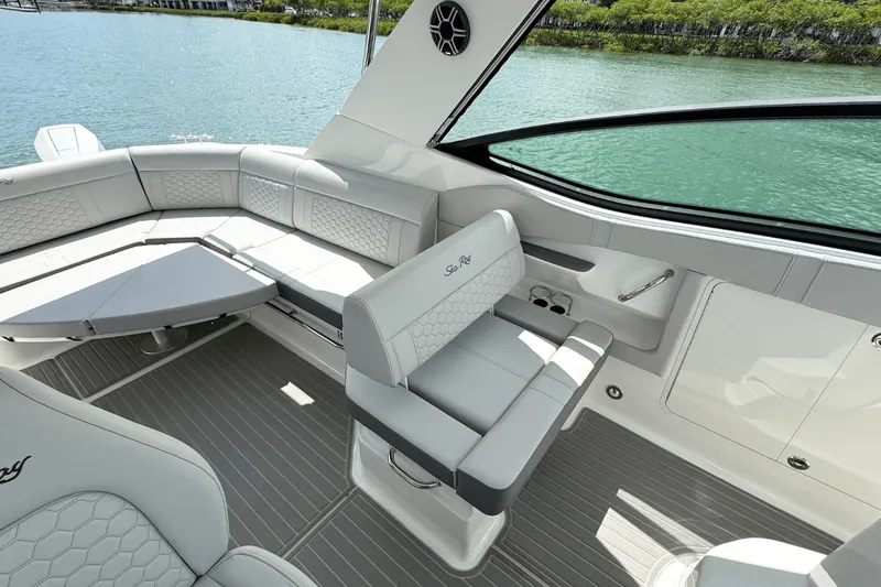 Slide: The Image of Sea Ray Sundancer 320 Outboard 2026 - 9