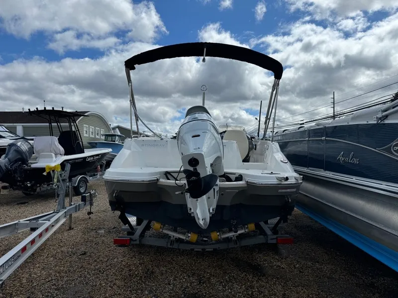 Slide: The Image of Stingray Boat Company 192SC 2022 - 9