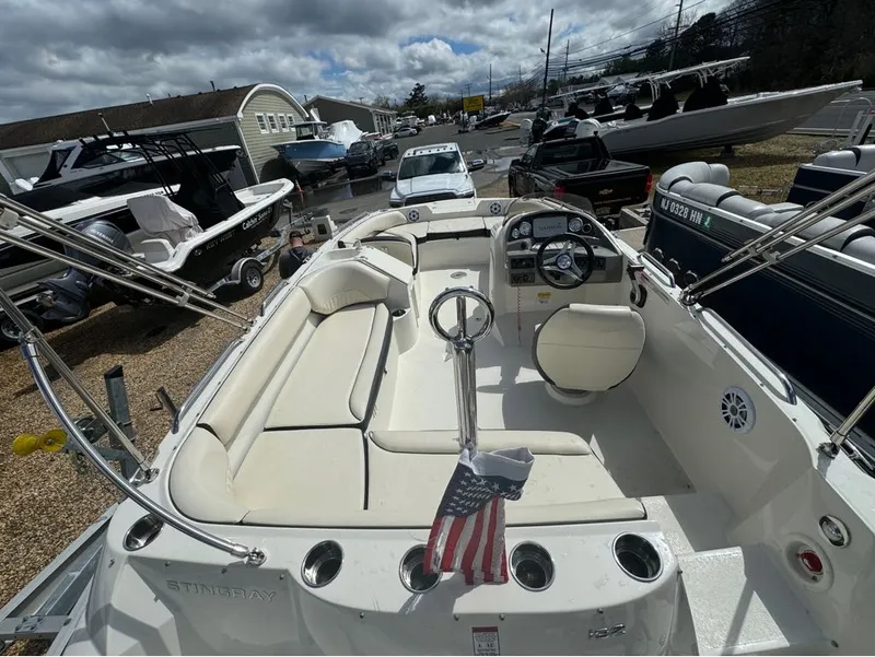 Slide: The Image of Stingray Boat Company 192SC 2022 - 6