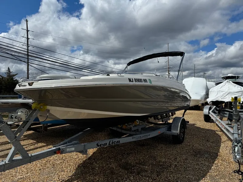 Slide: The Image of Stingray Boat Company 192SC 2022 - 11